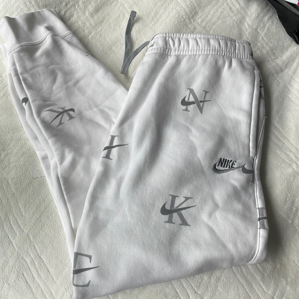 Nike Mens medium white jogger
